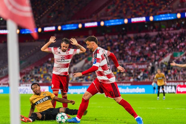 Jarzinho Malanga (VFB Stuttagrt II, 27) am Boden nach einem Zweikampf mit Yassine Bouchama (Fortuna Düsseldorf, 05) der die Arme hoch hebt, Philipp Foerster (Fortuna Düsseldorf, 10) am Ball Fortuna Duesseldorf vs. VFB Stuttgart II, Fussball, 3.Liga, 03.Spieltag, Saison 2026 27, 28.08.2026, DFL REGULATIONS PROHIBIT ANY USE OF PHOTOGRAPHS AS IMAGE SEQUENCES AND OR QUASI-VIDEO, Fortuna Duesseldorf vs. VFB Stuttgart II, Fussball, 3.Liga, 3.Spieltag, Saison 2026 27, 28.08.2026 Düsseldorf Copyright: xEibner-Pressefoto LukasxBaldygax EP_LBA