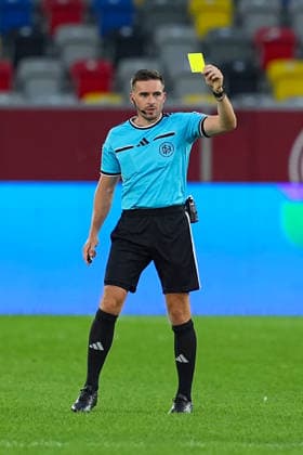 28.08.2026, xydrx, Fußball, 3.Liga, Fortuna Düsseldorf - VfB Stuttgart II, Saison 2026 2027, Merkur Spiel-Arena: Tom Bauer (Schiedsrichter) zeigt die gelbe Karte DFB regulations prohibit any use of photographs as image sequences and or quasi-video. Copyright: HMBxMedia YannisxDreimann
