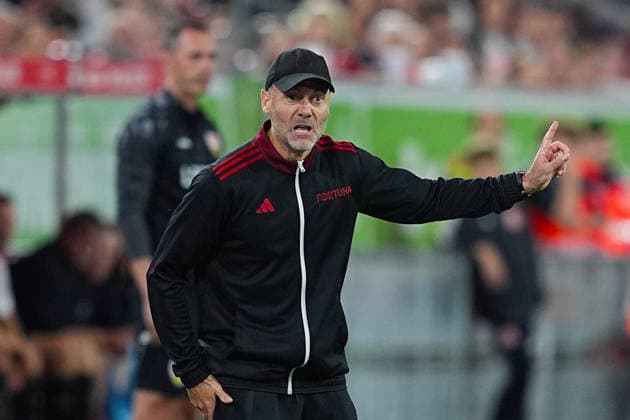 28.08.2026, xydrx, Fußball, 3.Liga, Fortuna Düsseldorf - VfB Stuttgart II, Saison 2026 2027, Merkur Spiel-Arena: Alexander Ende (Cheftrainer Fortuna Duesseldorf) gestikulierend DFB regulations prohibit any use of photographs as image sequences and or quasi-video. Copyright: HMBxMedia YannisxDreimann