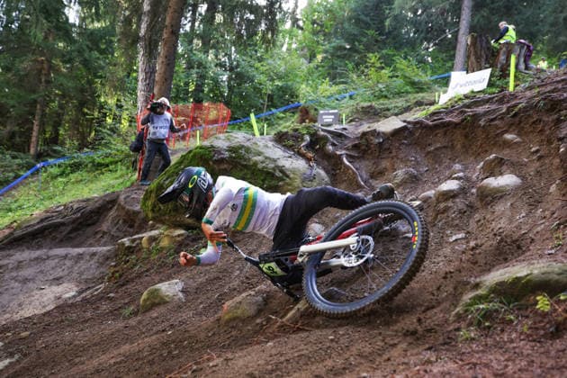 2026 UCI Mountain Bike World Championships Picture by Ed Sykes SWpix.com - 29 08 2026 - Cycling - 2026 UCI Mountain Bike World Championships - Val di Sole, Trentino, Italy - Downhill (DHI) Final - Men Junior - Daniel Turkovic (Australia) crash Copyright: x xSWpix.comx(t axPhotographyxHubxLtd)xEdxSykes SWpix.comx SWP-3030-20895