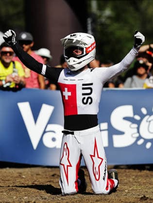 2026 UCI Mountain Bike World Championships Picture by Alex Whitehead SWpix.com - 29 08 2026 - Cycling - 2026 UCI Mountain Bike World Championships - Val di Sole, Trentino, Italy - Downhill (DHI) Final - Men Junior - Raoul Schneeberger (Switzerland) celebrates winning to become World Champion Copyright: x xSWpix.comx(t axPhotographyxHubxLtd)xAlexxWhitehead SWpix.comx SWP-3030-20935