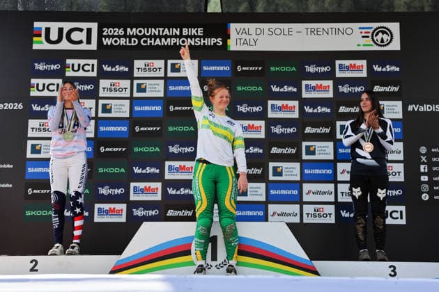 2026 UCI Mountain Bike World Championships Picture by Alex Whitehead SWpix.com - 29 08 2026 - Cycling - 2026 UCI Mountain Bike World Championships - Val di Sole, Trentino, Italy - Downhill (DHI) Final - Women Junior Podium - Tilly Boadle (Australia) wins the Gold Medal to become World Champion with Aletha Ostgaard (USA) signing the Santini Rainbow Jersey and Indy Deavoll (New Zealand) receiving the Bronze Medal Copyright: x xSWpix.comx(t axPhotographyxHubxLtd)xAlexxWhitehead SWpix.comx SWP-3030-20944
