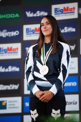 2026 UCI Mountain Bike World Championships Picture by Ed Sykes SWpix.com - 29 08 2026 - Cycling - 2026 UCI Mountain Bike World Championships - Val di Sole, Trentino, Italy - Downhill (DHI) Final - Women Junior Podium - Indy Deavoll (New Zealand) receiving the Bronze Medal Copyright: x xSWpix.comx(t axPhotographyxHubxLtd)xEdxSykes SWpix.comx SWP-3030-20945