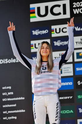 2026 UCI Mountain Bike World Championships Picture by Alex Whitehead SWpix.com - 29 08 2026 - Cycling - 2026 UCI Mountain Bike World Championships - Val di Sole, Trentino, Italy - Downhill (DHI) Final - Women Junior Podium - Aletha Ostgaard (USA) signing the Santini Rainbow Jersey Copyright: x xSWpix.comx(t axPhotographyxHubxLtd)xAlexxWhitehead SWpix.comx SWP-3030-20947