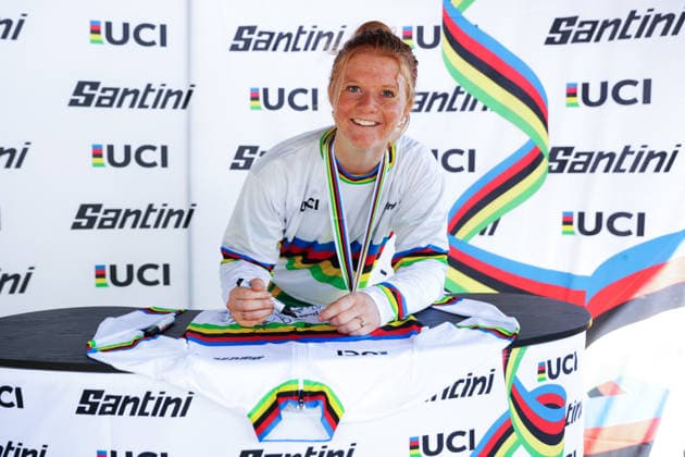 2026 UCI Mountain Bike World Championships Picture by Ed Sykes SWpix.com - 29 08 2026 - Cycling - 2026 UCI Mountain Bike World Championships - Val di Sole, Trentino, Italy - Downhill (DHI) Final - Women Junior Podium - Tilly Boadle (Australia) signing the Santini Rainbow Jersey Copyright: x xSWpix.comx(t axPhotographyxHubxLtd)xEdxSykes SWpix.comx SWP-3030-20955