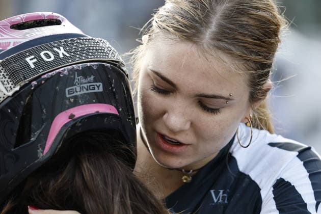 29.08.2026, Daolasa di Commezzadura, Black Snake, 2026 UCI MTB World Championship, WM, Weltmeisterschaft Women Junior s Finals DHI (downhill) Capella Martin 38 (NZL) congratulating Indy Deavoll 5 (NZL) Daolasa di Commezzadura Black Snake Trento Italy Copyright: xJustPictures.ch FrancescoxMinghettix jp-en-FrMi-_NG_0323