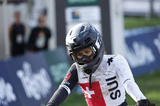29.08.2026, Daolasa di Commezzadura, Black Snake, 2026 UCI MTB World Championship, WM, Weltmeisterschaft Women Junior s Finals DHI (downhill) Gianna Nef 7 (SUI) showing the damages of her fall in the helmet Daolasa di Commezzadura Black Snake Trento Italy Copyright: xJustPictures.ch FrancescoxMinghettix jp-en-FrMi-_NG_0348