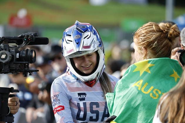 29.08.2026, Daolasa di Commezzadura, Black Snake, 2026 UCI MTB World Championship, WM, Weltmeisterschaft Women Junior s Finals DHI (downhill) Aletha Ostgaard 2 (USA) congratulating Tilly Boadle 20 (AUS) for her victory Daolasa di Commezzadura Black Snake Trento Italy Copyright: xJustPictures.ch FrancescoxMinghettix jp-en-FrMi-_NG_0495
