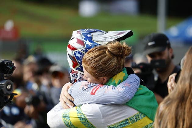 29.08.2026, Daolasa di Commezzadura, Black Snake, 2026 UCI MTB World Championship, WM, Weltmeisterschaft Women Junior s Finals DHI (downhill) Aletha Ostgaard 2 (USA) congratulating Tilly Boadle 20 (AUS) for her victory Daolasa di Commezzadura Black Snake Trento Italy Copyright: xJustPictures.ch FrancescoxMinghettix jp-en-FrMi-_NG_0490