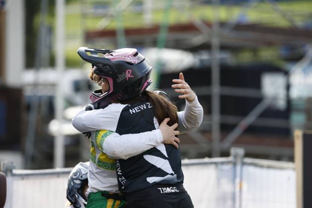 29.08.2026, Daolasa di Commezzadura, Black Snake, 2026 UCI MTB World Championship, WM, Weltmeisterschaft Women Junior s Finals DHI (downhill) Tilly Boadle 20 (AUS) congratulating Indy Deavoll 5 (NZL) for the actual second place Daolasa di Commezzadura Black Snake Trento Italy Copyright: xJustPictures.ch FrancescoxMinghettix jp-en-FrMi-_NG_0334