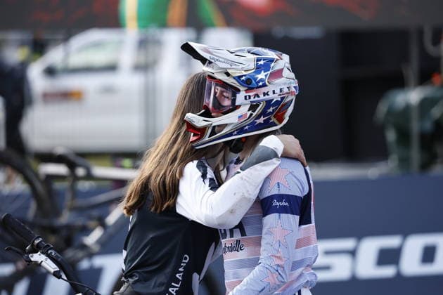 29.08.2026, Daolasa di Commezzadura, Black Snake, 2026 UCI MTB World Championship, WM, Weltmeisterschaft Women Junior s Finals DHI (downhill) Indy Deavoll 5 (NZL) congratulating Aletha Ostgaard 2 (USA) Daolasa di Commezzadura Black Snake Trento Italy Copyright: xJustPictures.ch FrancescoxMinghettix jp-en-FrMi-_NG_0417