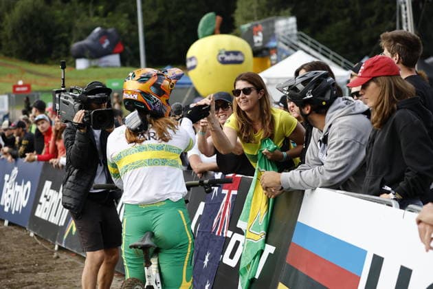29.08.2026, Daolasa di Commezzadura, Black Snake, 2026 UCI MTB World Championship, WM, Weltmeisterschaft Women Junior s Finals DHI (downhill) Tilly Boadle 20 (AUS) congratulated by the fans Daolasa di Commezzadura Black Snake Trento Italy Copyright: xJustPictures.ch FrancescoxMinghettix jp-en-FrMi-_NG_0173