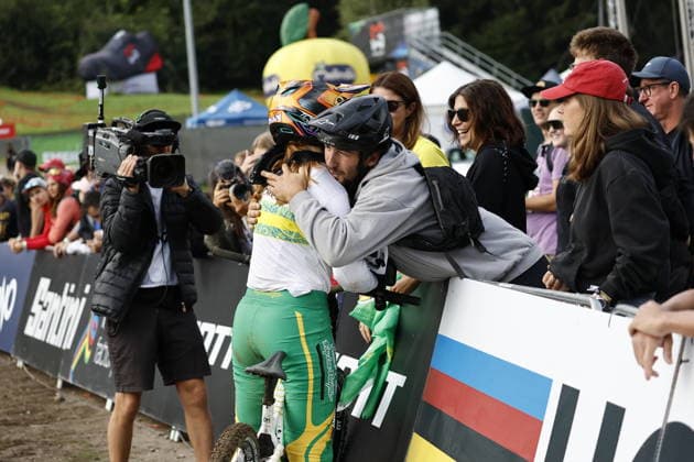 29.08.2026, Daolasa di Commezzadura, Black Snake, 2026 UCI MTB World Championship, WM, Weltmeisterschaft Women Junior s Finals DHI (downhill) Tilly Boadle 20 (AUS) congratulated by the fans Daolasa di Commezzadura Black Snake Trento Italy Copyright: xJustPictures.ch FrancescoxMinghettix jp-en-FrMi-_NG_0178