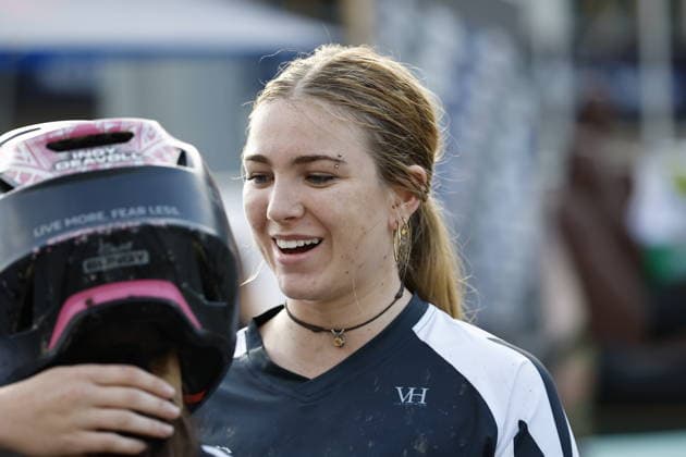 29.08.2026, Daolasa di Commezzadura, Black Snake, 2026 UCI MTB World Championship, WM, Weltmeisterschaft Women Junior s Finals DHI (downhill) Capella Martin 38 (NZL) congratulating Indy Deavoll 5 (NZL) Daolasa di Commezzadura Black Snake Trento Italy Copyright: xJustPictures.ch FrancescoxMinghettix jp-en-FrMi-_NG_0326