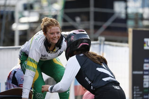 29.08.2026, Daolasa di Commezzadura, Black Snake, 2026 UCI MTB World Championship, WM, Weltmeisterschaft Women Junior s Finals DHI (downhill) Tilly Boadle 20 (AUS) congratulating Indy Deavoll 5 (NZL) for the actual second place Daolasa di Commezzadura Black Snake Trento Italy Copyright: xJustPictures.ch FrancescoxMinghettix jp-en-FrMi-_NG_0331