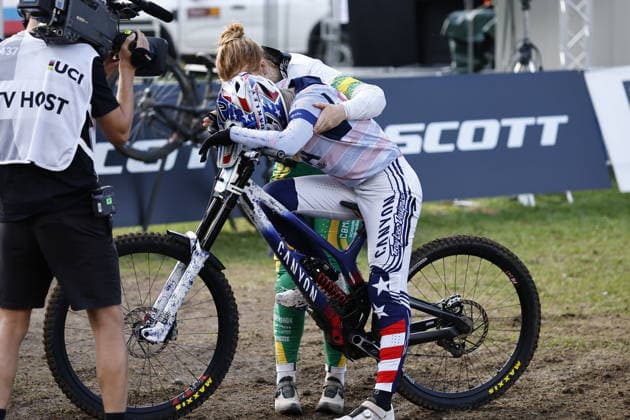 29.08.2026, Daolasa di Commezzadura, Black Snake, 2026 UCI MTB World Championship, WM, Weltmeisterschaft Women Junior s Finals DHI (downhill) Tilly Boadle 20 (AUS) comforting Aletha Ostgaard 2 (USA) Daolasa di Commezzadura Black Snake Trento Italy Copyright: xJustPictures.ch FrancescoxMinghettix jp-en-FrMi-_NG_0408