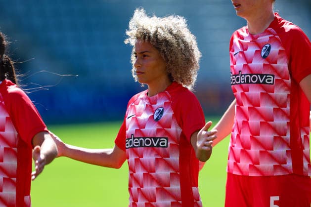 29. August 2026, Fussball, Google Pixel Frauen-Bundesliga, SC Freiburg - 1. FC Union Berlin Amira Arfaoui (17, SC Freiburg), das Heimspiel 1 kann beginnen Photo: Urs Ottiger *** August 29, 2026, Soccer, Google Pixel Women s Bundesliga, SC Freiburg 1 FC Union Berlin Amira Arfaoui 17, SC Freiburg—the first home game is about to begin. Photo by Urs Ottiger