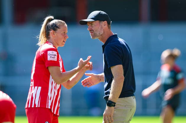 29. August 2026, Fussball, Google Pixel Frauen-Bundesliga, SC Freiburg - 1. FC Union Berlin Jana Vojtekova (20, SC Freiburg) bespricht mit Marco Konrad (Cheftrainer, SC Freiburg) die Situation Photo: Urs Ottiger *** August 29, 2026, Soccer, Google Pixel Women s Bundesliga, SC Freiburg vs. FC Union Berlin, Jana Vojtekova, 20, SC Freiburg discusses the situation with Marco Konrad, head coach of SC Freiburg. Photo by Urs Ottiger