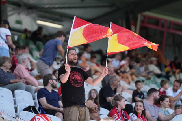 Fan auf der Tribüne , Deutschland, Fussball, GooglePixel Frauen-Bundesliga, 2.Spieltag, 2026 2027, SC Freiburg vs. 1. FC Union Berlin, 29.08.2026, Dreisamstadion, Freiburg Freiburg Dreisamstadion Baden-Wuerttemberg Deutschland *** Fan in the stands, Germany, soccer, Google Pixel Women s Bundesliga, Matchday 2, 2026–2027, SC Freiburg vs. 1. FC Union Berlin, August 29, 2026, Dreisamstadion, Freiburg, Dreisamstadion, Baden-Württemberg, Germany Copyright: xArnexAmbergx