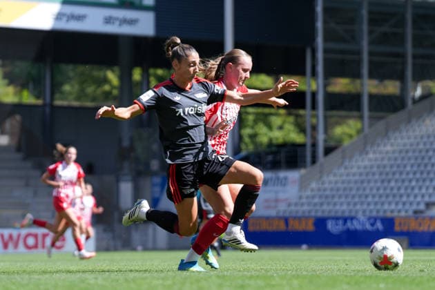 Amber Tysiak (1.FC Union Berlin, 26) im Zweikampf mit Luca Birkholz (SC Freiburg, 23) , Deutschland, Fussball, GooglePixel Frauen-Bundesliga, 2.Spieltag, 2026 2027, SC Freiburg vs. 1. FC Union Berlin, 29.08.2026, Dreisamstadion, Freiburg Freiburg Dreisamstadion Baden-Wuerttemberg Deutschland *** Amber Tysiak of 1. FC Union Berlin, 26, in a tackle with Luca Birkholz of SC Freiburg, 23, Germany, soccer, Google Pixel Women s Bundesliga, Matchday 2, 2026–2027, SC Freiburg vs. 1 FC Union Berlin, August 29, 2026, Dreisamstadion, Freiburg, Baden-Württemberg, Germany Copyright: xArnexAmbergx