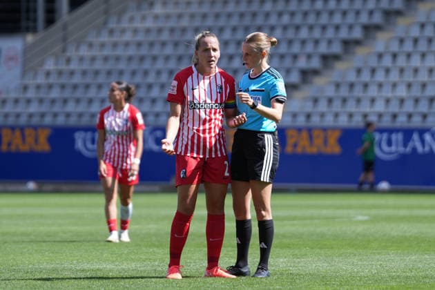 Lisa Karl (SC Freiburg, 02) bei Davina Lutz (Schiedsrichterin) , Deutschland, Fussball, GooglePixel Frauen-Bundesliga, 2.Spieltag, 2026 2027, SC Freiburg vs. 1. FC Union Berlin, 29.08.2026, Dreisamstadion, Freiburg Freiburg Dreisamstadion Baden-Wuerttemberg Deutschland *** Lisa Karl, SC Freiburg, No. 2, referee Davina Lutz, Germany, soccer, Google Pixel Women s Bundesliga, Matchday 2, 2026–2027, SC Freiburg vs. 1. FC Union Berlin, August 29, 2026, Dreisamstadion, Freiburg, Dreisamstadion, Baden-Württemberg, Germany Copyright: xArnexAmbergx