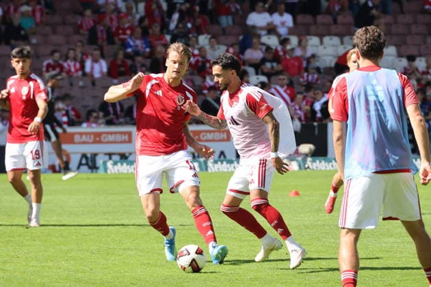 Energie bei der Erwärmung: 11 Moritz Hannemann (Energie Cottbus, l.), 32 Leonardo Bittencourt (Energie Cottbus) Fussball 2. Bundesliga 2026 2027 FC Energie Cottbus - SpVgg Greuther Fürth *** Energy in the Heating Process 11 Moritz Hannemann Energie Cottbus, l , 32 Leonardo Bittencourt Energie Cottbus Soccer 2. Bundesliga 2026–2027 FC Energie Cottbus SpVgg Greuther Fürth