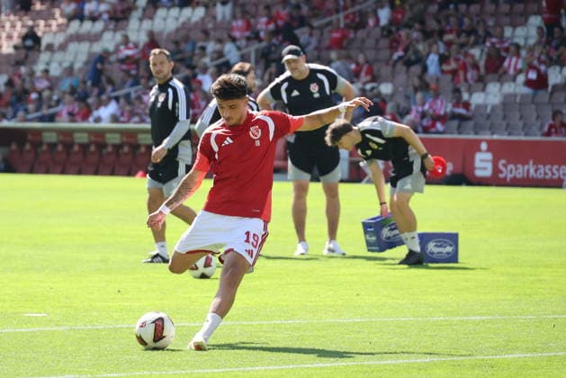 Energie bei der Erwärmung: 19 Jannis Boziaris (Energie Cottbus) Fussball 2. Bundesliga 2026 2027 FC Energie Cottbus - SpVgg Greuther Fürth *** Energie in the Heating 19 Jannis Boziaris Energie Cottbus Soccer 2. Bundesliga 2026–2027 FC Energie Cottbus SpVgg Greuther Fürth