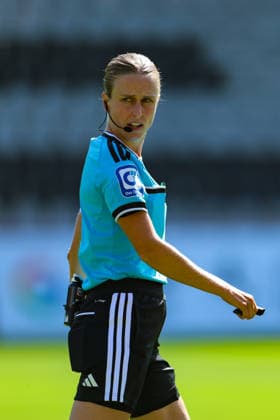 29. August 2026, Fussball, Google Pixel Frauen-Bundesliga, SC Freiburg - 1. FC Union Berlin Davina Lutz, Schiedsrichterin Photo: Urs Ottiger *** August 29, 2026, Soccer, Google Pixel Women s Bundesliga, SC Freiburg 1 vs. FC Union Berlin, Davina Lutz, referee; Photo by Urs Ottiger