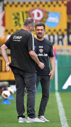vor Spielbeginn: Trainer Coach Frank Schmidt 1. FC Heidenheim 1846 FCH im Gespraech Diskussion mit Trainer Coach Thomas Stamm SG Dynamo Dresden SGD 1. FC Heidenheim 1846 FCH vs SG Dynamo Dresden SGD 29.08.2026 DFL REGULATIONS PROHIBIT ANY USE OF PHOTOGRAPHS AS IMAGE SEQUENCES AND OR QUASI-VIDEO 1. FC Heidenheim 1846 FCH vs SG Dynamo Dresden SGD *** Before the game begins, Coach Frank Schmidt of 1. FC Heidenheim 1846 (FCH) in conversation with Coach Thomas Stamm of SG Dynamo Dresden (SGD). 1. FC Heidenheim 1846 (FCH) vs. SG Dynamo Dresden (SGD), August 29, 2026. DFL REGULATIONS PROPROHIBIT ANY USE OF PHOTOGRAPHS AS IMAGE SEQUENCES AND OR QUASI-VIDEO: 1 FC Heidenheim 1846 FCH vs. SG Dynamo Dresden SGD