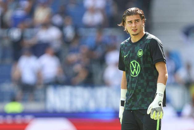 Torwart Jakub Zielinski (VFL Wolfsburg) schaut waehrend des Spiels der 2. Bundesliga zwischen Karlsruher SC und VfL Wolfsburg, BBBank Wildpark am 29. August 2026 in Karlsruhe, Deutschland. (Foto von Oliver Kaelke DeFodi Images) +++ Torwart Jakub Zielinski (VFL Wolfsburg) looks on during the 2nd Bundesliga match between Karlsruher SC and VfL Wolfsburg at BBBank Wildpark on August 29, 2026 in Karlsruhe, Germany. (Photo by Oliver Kaelke DeFodi Images) DFB DFL REGULATIONS PROHIBIT ANY USE OF PHOTOGRAPHS AS IMAGE SEQUENCES AND OR QUASI-VIDEO. (Photo by Oliver Kaelke DeFodi Images) - *** Goalkeeper Jakub Zielinski of VFL Wolfsburg looks on during the 2. Bundesliga match between Karlsruher SC and VfL Wolfsburg, BBBank Wildpark on August 29, 2026, in Karlsruhe, Germany. Photo by Oliver Kaelke, DeFodi Images. Goalkeeper Jakub Zielinski of VFL Wolfsburg looks on during the 2nd Bundesliga match between Karlsruher SC and VfL Wolfsburg at BBBank Wildpark on August 29, 2026 in Karlsruhe, Germany. Photo by Oliver Kaelke, DeFodi Images. DFB and DFL regulations prohibit any use of photographs as image sequences and or quasi-video. Photo by Oliver Kaelke, DeFodi Images.