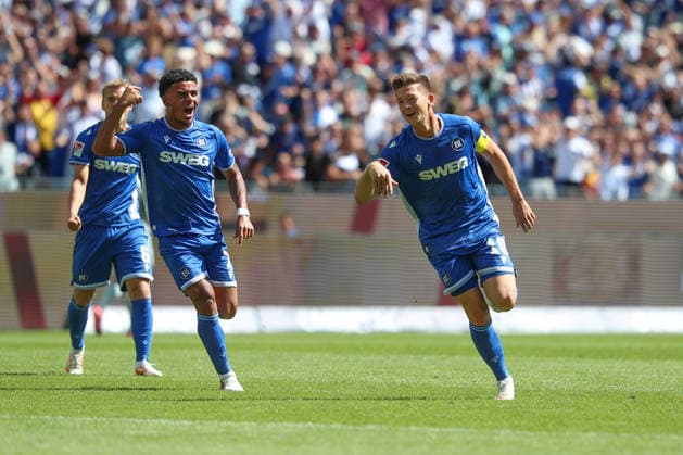Kevin Wiethaup (Karlsruher SC, 07) jubelt mit Marvin Wanitzek (Karlsruher SC, 10) nach dem schnellen ausgleich zum 2:1, Karlsruher SC vs. VfL Wolfsburg, 2. Bundesliga, 3. Spieltag, 2026 2027, 29.08.2026, DFL REGULATIONS PROHIBIT ANY USE OF PHOTOGRAPHS AS IMAGE SEQUENCES AND OR QUASI-VIDEO, Karlsruher SC vs. VfL Wolfsburg, 2. Bundesliga, 3. Spieltag, 2026 2027, 29.08.2026 Karlsruhe *** Kevin Wiethaup (Karlsruher SC, 07) celebrates with Marvin Wanitzek (Karlsruher SC, 10) after quickly tying the score at 2–1, Karlsruher SC vs. VfL Wolfsburg, 2. Bundesliga, Matchday 3, 2026–2027, August 29, 2026, DFL regulations prohibit any use of photographs as image sequences and or quasi-video. Karlsruher SC vs. VfL Wolfsburg, 2. Bundesliga, Matchday 3, 2026–2027, August 29, 2026, Karlsruhe Copyright: xEibner-Pressefoto JanxPrihodax EP_JPA