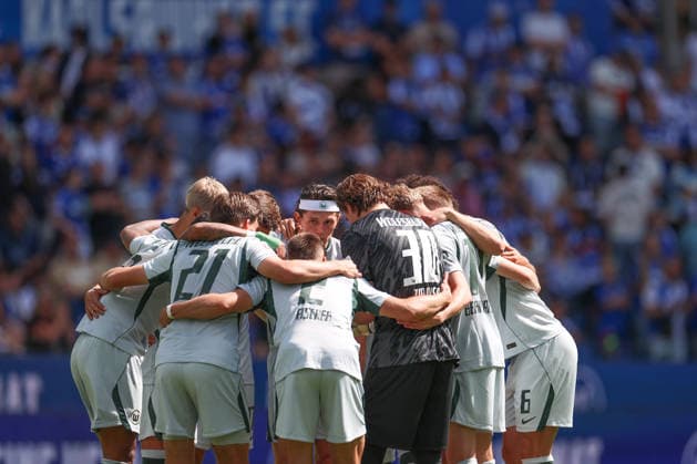 Fabian Reese (VfL Wolfsburg, 11) stimt das Team ein kurz vor Anpfiff, Karlsruher SC vs. VfL Wolfsburg, 2. Bundesliga, 3. Spieltag, 2026 2027, 29.08.2026, DFL REGULATIONS PROHIBIT ANY USE OF PHOTOGRAPHS AS IMAGE SEQUENCES AND OR QUASI-VIDEO, Karlsruher SC vs. VfL Wolfsburg, 2. Bundesliga, 3. Spieltag, 2026 2027, 29.08.2026 Karlsruhe *** Fabian Reese of VfL Wolfsburg, No. 11, gets the team fired up shortly before kickoff, Karlsruher SC vs. VfL Wolfsburg, 2. Bundesliga, Matchday 3, 2026–2027, August 29, 2026, DFL regulations prohibit any use of photographs as image sequences and or quasi-video, Karlsruher SC vs. VfL Wolfsburg, 2. Bundesliga, Matchday 3, 2026–2027, August 29, 2026, Karlsruhe Copyright: xEibner-Pressefoto JanxPrihodax EP_JPA