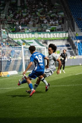29.08.2026, xjyhynx, Fussball 2.Bundesliga, Karlsruher SC - VfL Wolfsburg v.l., Louey Ben Farhat (19, Karlsruher SC) im Zweikampf mit Mathys Angely (22, VfL Wolfsburg) (DFL DFB REGULATIONS PROHIBIT ANY USE OF PHOTOGRAPHS as IMAGE SEQUENCES and or QUASI-VIDEO) Karlsruhe *** August 29, 2026, xjyhynx, Soccer 2. Bundesliga, Karlsruher SC vs. VfL Wolfsburg, Louey Ben Farhat 19, Karlsruher SC in a tackle with Mathys Angely 22, VfL Wolfsburg DFL DFB REGULATIONS PROHIBIT ANY USE OF PHOTOGRAPHS AS IMAGE SEQUENCES AND OR QUASI-VIDEO Karlsruhe