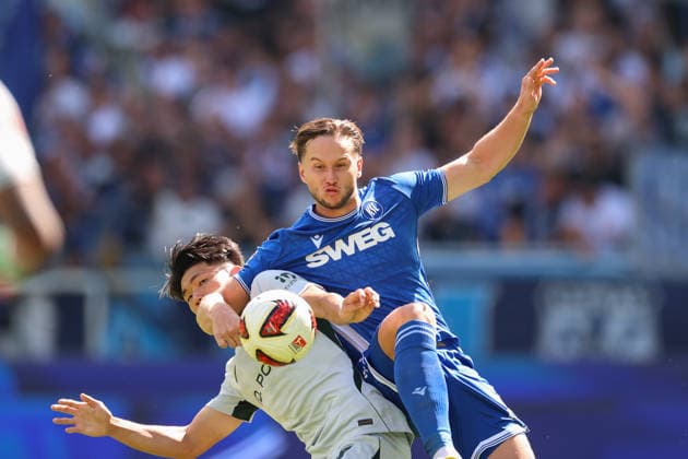 Kento Shiogai (VfL Wolfsburg, 07) im Zweikampf mit Christoph Kobald (Karlsruher SC, 22), Karlsruher SC vs. VfL Wolfsburg, 2. Bundesliga, 3. Spieltag, 2026 2027, 29.08.2026, DFL REGULATIONS PROHIBIT ANY USE OF PHOTOGRAPHS AS IMAGE SEQUENCES AND OR QUASI-VIDEO, Karlsruher SC vs. VfL Wolfsburg, 2. Bundesliga, 3. Spieltag, 2026 2027, 29.08.2026 Karlsruhe *** Kento Shiogai (VfL Wolfsburg, No. 07) in a tackle with Christoph Kobald (Karlsruher SC, No. 22), Karlsruher SC vs. VfL Wolfsburg, 2. Bundesliga, Matchday 3, 2026–2027, August 29, 2026, DFL regulations prohibit any use of photographs as image sequences and or quasi-video, Karlsruher SC vs. VfL Wolfsburg, 2. Bundesliga, Matchday 3, 2026–2027, August 29, 2026, Karlsruhe Copyright: xEibner-Pressefoto JanxPrihodax EP_JPA