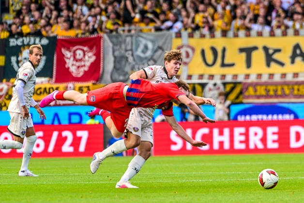 29.08.2026, GER, Fußball, Herren, 2. Bundesliga, 1. FC Heidenheim vs Dynamo Dresden verbissener Einsatz, Michael Heule (Heidenheim, 27), Friedrich Müller (Dresden, 42) Heidenheim Voith-Arena Baden-Württemberg Deutschland *** August 29, 2026, GER, Soccer, Men s, 2. Bundesliga, 1. FC Heidenheim vs. Dynamo Dresden—a hard-fought match; Michael Heule (Heidenheim), 27; Friedrich Müller (Dresden), 42; Heidenheim Voith Arena, Baden-Württemberg, Germany Copyright: xNordphotox xHafnerx