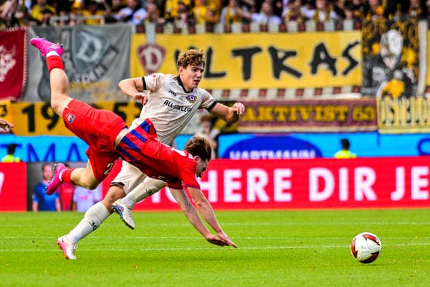 29.08.2026, GER, Fußball, Herren, 2. Bundesliga, 1. FC Heidenheim vs Dynamo Dresden verbissener Einsatz, Michael Heule (Heidenheim, 27), Friedrich Müller (Dresden, 42) Heidenheim Voith-Arena Baden-Württemberg Deutschland *** August 29, 2026, GER, Soccer, Men s, 2. Bundesliga, 1. FC Heidenheim vs. Dynamo Dresden—a hard-fought match; Michael Heule (Heidenheim), 27; Friedrich Müller (Dresden), 42; Heidenheim Voith Arena, Baden-Württemberg, Germany Copyright: xNordphotox xHafnerx