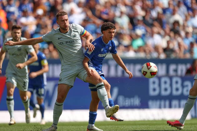 Hauke Wahl (VfL Wolfsburg, 06) hat viel zu tun mit Louey Ben Farhat (Karlsruher SC, 19), Karlsruher SC vs. VfL Wolfsburg, 2. Bundesliga, 3. Spieltag, 2026 2027, 29.08.2026, DFL REGULATIONS PROHIBIT ANY USE OF PHOTOGRAPHS AS IMAGE SEQUENCES AND OR QUASI-VIDEO, Karlsruher SC vs. VfL Wolfsburg, 2. Bundesliga, 3. Spieltag, 2026 2027, 29.08.2026 Karlsruhe *** Hauke Wahl (VfL Wolfsburg, No. 06) is in a tight battle with Louey Ben Farhat (Karlsruher SC, No. 19), Karlsruher SC vs. VfL Wolfsburg, 2. Bundesliga, Matchday 3, 2026–2027, August 29, 2026, DFL REGULATIONS PROHIBIT ANY USE OF PHOTOGRAPHS AS IMAGE SEQUENCES AND OR QUASI-VIDEO, Karlsruher SC vs. VfL Wolfsburg, 2. Bundesliga, Matchday 3, 2026–2027, August 29, 2026, Karlsruhe Copyright: xEibner-Pressefoto JanxPrihodax EP_JPA
