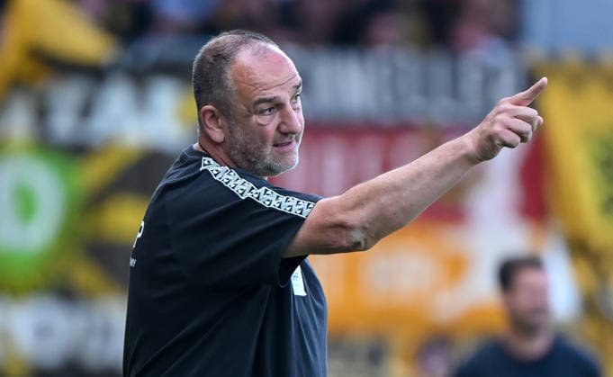 29.08.2026, xemx, Fussball 2.Bundesliga, 1.FC Heidenheim - Dynamo Dresden v.l. Cheftrainer Frank Schmidt (1.FC Heidenheim) gibt Anweisungen, gestikuliert mit den Armen, gesticulate, gives instructions (DFL DFB REGULATIONS PROHIBIT ANY USE OF PHOTOGRAPHS as IMAGE SEQUENCES and or QUASI-VIDEO) Heidenheim *** August 29, 2026, xemx, Soccer 2. Bundesliga, 1. FC Heidenheim vs. Dynamo Dresden: Head Coach Frank Schmidt of 1. FC Heidenheim gives instructions, gesturing with his arms, gesticulate, gives instructions. DFL and DFB regulations prohibit any use of photographs as image sequences and or quasi-video. Heidenheim