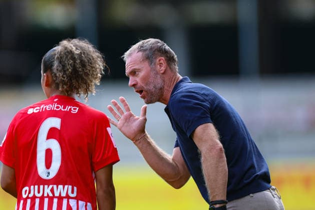 29. August 2026, Fussball, Google Pixel Frauen-Bundesliga, SC Freiburg - 1. FC Union Berlin Marco Konrad (Cheftrainer, SC Freiburg) mit taktischen Anweisungen an Nicole Ojukwu (6, SC Freiburg) nach der 1:0 Führung für den Sportclub Photo: Urs Ottiger *** August 29, 2026, Soccer, Google Pixel Women s Bundesliga, SC Freiburg 1 FC Union Berlin, Marco Konrad, head coach of SC Freiburg, giving tactical instructions to Nicole Ojukwu (6), SC Freiburg after taking a 1-0 lead for the club. Photo by Urs Ottiger