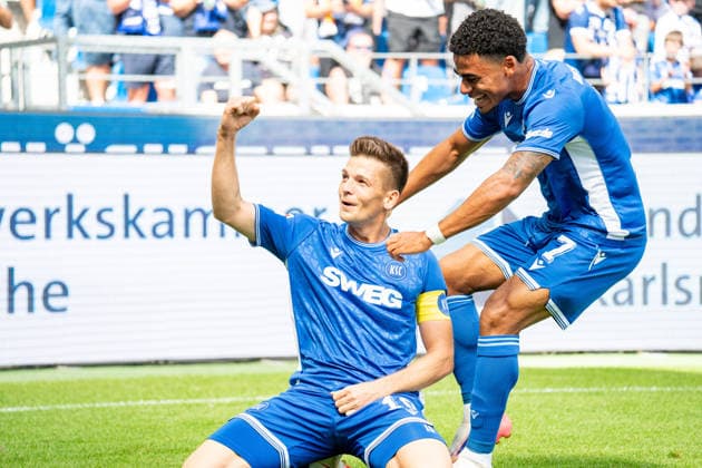 29.08.2026, xdaymx, Fussball 2.Bundesliga, Karlsruher SC - VfL Wolfsburg. Wanitzek, Marvin (Karlsruher SC) mit dem Torjubel zusammen mit Wiethaup, Kevin (Karlsruher SC)nach seinem Traumtor zur 2:1 Führung (DFL DFB REGULATIONS PROHIBIT ANY USE OF PHOTOGRAPHS as IMAGE SEQUENCES and or QUASI-VIDEO) Karlsruhe *** August 29, 2026, xdaymx, Soccer 2. Bundesliga, Karlsruher SC vs. VfL Wolfsburg, Wanitzek, Marvin of Karlsruher SC celebrating his goal with Wiethaup, Kevin of Karlsruher SC after his dream goal to take a 2–1 lead. DFL and DFB regulations prohibit any use of photographs as image sequences and or quasi-video. Karlsruhe