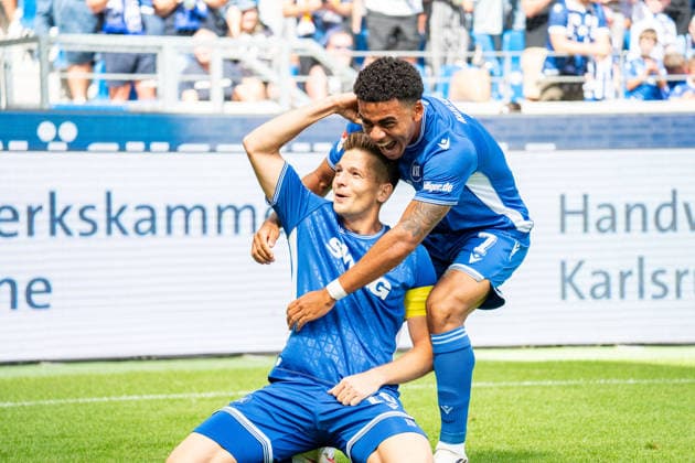 29.08.2026, xdaymx, Fussball 2.Bundesliga, Karlsruher SC - VfL Wolfsburg. Wanitzek, Marvin (Karlsruher SC) mit dem Torjubel zusammen mit Wiethaup, Kevin (Karlsruher SC)nach seinem Traumtor zur 2:1 Führung (DFL DFB REGULATIONS PROHIBIT ANY USE OF PHOTOGRAPHS as IMAGE SEQUENCES and or QUASI-VIDEO) Karlsruhe *** August 29, 2026, xdaymx, Soccer, 2. Bundesliga, Karlsruher SC vs. VfL Wolfsburg, Wanitzek, Marvin of Karlsruher SC celebrating his goal with Wiethaup, Kevin of Karlsruher SC after his dream goal to take a 2–1 lead. DFL and DFB regulations prohibit any use of photographs as image sequences and or quasi-video. Karlsruhe