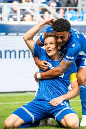 29.08.2026, xdaymx, Fussball 2.Bundesliga, Karlsruher SC - VfL Wolfsburg. Wanitzek, Marvin (Karlsruher SC) mit dem Torjubel zusammen mit Wiethaup, Kevin (Karlsruher SC)nach seinem Traumtor zur 2:1 Führung (DFL DFB REGULATIONS PROHIBIT ANY USE OF PHOTOGRAPHS as IMAGE SEQUENCES and or QUASI-VIDEO) Karlsruhe *** August 29, 2026, xdaymx, Soccer, 2. Bundesliga, Karlsruher SC vs. VfL Wolfsburg, Wanitzek, Marvin of Karlsruher SC celebrating his goal with Wiethaup, Kevin of Karlsruher SC after his dream goal to take a 2–1 lead. DFL and DFB regulations prohibit any use of photographs as image sequences and or quasi-video. Karlsruhe