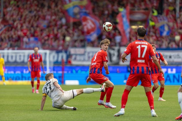 Harter Zweikampf Niklas Hauptmann (SG Dynamo Dresden, 27) mit Graetsche Jan Schoeppner (1.FC Heidenheim, 03) Mathias Honsak (1.FC Heidenheim, 17) Blick auf Ball, GER, 1.FC Heidenheim vs. SG Dynamo Dresden, Fussball, 2. Bundesliga, 03. Spieltag, Spielzeit 2026 2027, 29.08.2026, DFL DFB REGULATIONS PROHIBIT ANY USE OF PHOTOGRAPHS AS IMAGE SEQUENCES AND OR QUASI-VIDEO, GER, 1.FC Heidenheim vs. SG Dynamo Dresden, Fussball, 2. Bundesliga, 03. Spieltag, Spielzeit 2026 2027, 29.08.2026 Heidenheim *** Fierce tackle by Niklas Hauptmann (SG Dynamo Dresden, 27) on Jan Schoeppner (1 FC Heidenheim, 03); Mathias Honsak (1 FC Heidenheim, 17) looks at the ball, GER, 1 FC Heidenheim vs. SG Dynamo Dresden, Soccer, 2. Bundesliga, Matchday 3, 2026–2027 Season, August 29, 2026, DFL and DFB regulations prohibit any use of photographs as image sequences and or quasi-video, GER, 1 FC Heidenheim vs. SG Dynamo Dresden, soccer, 2. Bundesliga, Matchday 3, 2026–2027 season, August 29, 2026, Heidenheim Copyright: xEibner-Pressefoto JanixPlessx EP_JPL