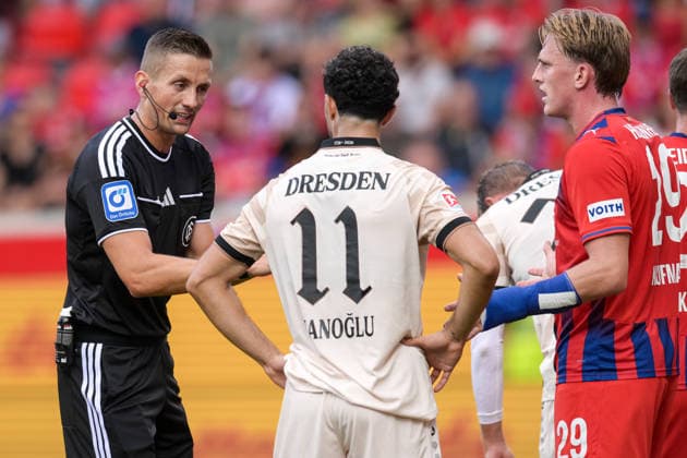 Fußball, 2. Bundesliga, 20260829, 1. FC Heidenheim - SG Dynamo Dresden. Im Bild v.l. Schiedsrichter Felix BICKEL, Kaan INANOGLU (Dresden, 11), Mikkel KAUFMANN (Heidenheim, 29). Heidenheim Voith-Arena Baden-Württemberg Deutschland *** Soccer, 2. Bundesliga, 20260829, 1. FC Heidenheim vs. SG Dynamo Dresden Pictured from left: Referee Felix BICKEL, Kaan INANOGLU (Dresden), 11, Mikkel KAUFMANN (Heidenheim), 29 (Heidenheim) Voith Arena, Baden-Württemberg, Germany Copyright: Passion2Press MarkusxFischerx