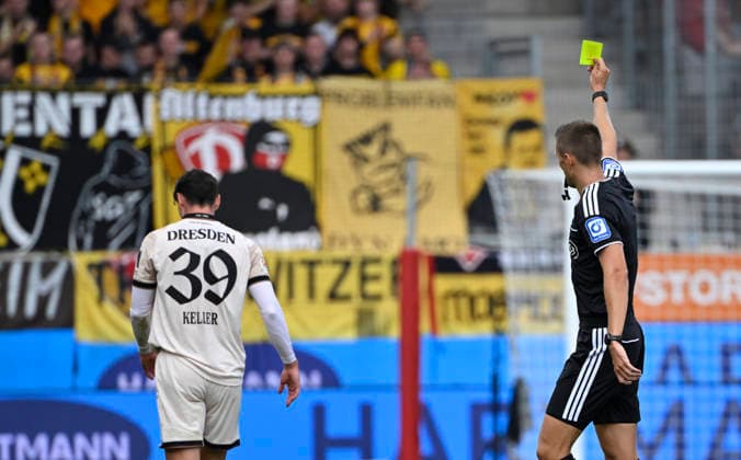 Schiedsrichter Referee Felix Bickel zeigt Thomas Keller SG Dynamo Dresden SGD (39) gelbe Karte gelb Verwarnung fuer Foul an Luca Kerber 1. FC Heidenheim 1846 FCH (20) 1. FC Heidenheim 1846 FCH vs SG Dynamo Dresden SGD 29.08.2026 DFL REGULATIONS PROHIBIT ANY USE OF PHOTOGRAPHS AS IMAGE SEQUENCES AND OR QUASI-VIDEO 1. FC Heidenheim 1846 FCH vs SG Dynamo Dresden SGD *** Referee Felix Bickel shows Thomas Keller (SG Dynamo Dresden SGD 39) a yellow card for a foul on Luca Kerber (1 FC Heidenheim 1846 FCH 20). 1 FC Heidenheim 1846 FCH vs. SG Dynamo Dresden SGD August 29, 2026 DFL regulations prohibit any use of photographs as image sequences and or quasi-video 1 FC Heidenheim 1846 FCH vs. SG Dynamo Dresden SGD