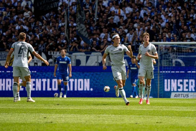 29.08.2026, xdaymx, Fussball 2.Bundesliga, Karlsruher SC - VfL Wolfsburg. Fabian Reese (VFL Wolfsburg) jubelt mit der Faust in Richtung Trainerbank nach dem 2:2 Ausgleich (DFL DFB REGULATIONS PROHIBIT ANY USE OF PHOTOGRAPHS as IMAGE SEQUENCES and or QUASI-VIDEO) Karlsruhe *** August 29, 2026, xdaymx, Soccer 2. Bundesliga, Karlsruher SC vs. VfL Wolfsburg: Fabian Reese of VfL Wolfsburg pumps his fist toward the bench after the 2–2 tie. DFL and DFB regulations prohibit any use of photographs as image sequences and or quasi-video. Karlsruhe