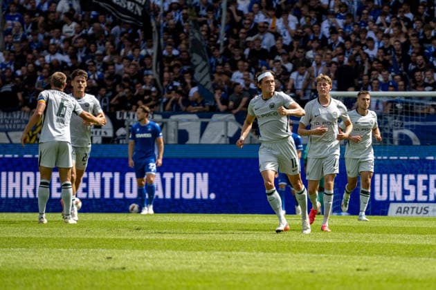 29.08.2026, xdaymx, Fussball 2.Bundesliga, Karlsruher SC - VfL Wolfsburg. Fabian Reese (VFL Wolfsburg) jubelt mit der Faust in Richtung Trainerbank nach dem 2:2 Ausgleich (DFL DFB REGULATIONS PROHIBIT ANY USE OF PHOTOGRAPHS as IMAGE SEQUENCES and or QUASI-VIDEO) Karlsruhe *** August 29, 2026, xdaymx, Soccer, 2. Bundesliga, Karlsruher SC vs. VfL Wolfsburg: Fabian Reese of VfL Wolfsburg pumps his fist toward the bench after the 2–2 tie. DFL and DFB regulations prohibit any use of photographs as image sequences and or quasi-video. Karlsruhe