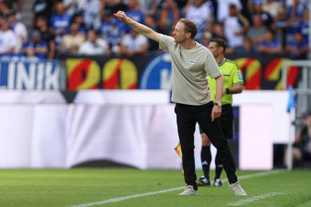 Trainer Maximilian Senft (Karlsruher SC) gestikuliert, Gestik waehrend des Spiels der 2. Bundesliga zwischen Karlsruher SC und VfL Wolfsburg, BBBank Wildpark am 29. August 2026 in Karlsruhe, Deutschland. (Foto von Oliver Kaelke DeFodi Images) +++ Trainer Maximilian Senft (Karlsruher SC) gestures during the 2nd Bundesliga match between Karlsruher SC and VfL Wolfsburg at BBBank Wildpark on August 29, 2026 in Karlsruhe, Germany. (Photo by Oliver Kaelke DeFodi Images) DFB DFL REGULATIONS PROHIBIT ANY USE OF PHOTOGRAPHS AS IMAGE SEQUENCES AND OR QUASI-VIDEO. (Photo by Oliver Kaelke DeFodi Images) - *** Karlsruher SC coach Maximilian Senft gestures during the 2. Bundesliga match between Karlsruher SC and VfL Wolfsburg, BBBank Wildpark on August 29, 2026, in Karlsruhe, Germany. Photo by Oliver Kaelke, DeFodi Images. Coach Maximilian Senft of Karlsruher SC gestures during the 2nd Bundesliga match between Karlsruher SC and VfL Wolfsburg at BBBank Wildpark on August 29, 2026 in Karlsruhe, Germany Photo by Oliver Kaelke DeFodi Images DFB and DFL regulations prohibit any use of photographs as image sequences and or quasi-video Photo by Oliver Kaelke DeFodi Images