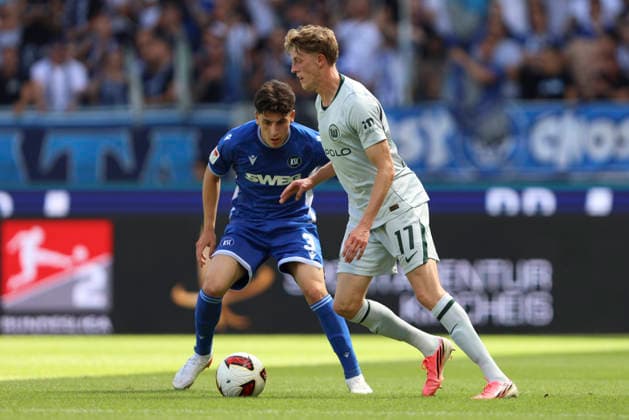 Deniz Ofli (Karlsruher SC) und Alexander Bernhardsson (VFL Wolfsburg) im Zweikampf waehrend des Spiels der 2. Bundesliga zwischen Karlsruher SC und VfL Wolfsburg, BBBank Wildpark am 29. August 2026 in Karlsruhe, Deutschland. (Foto von Oliver Kaelke DeFodi Images) +++ Deniz Ofli (Karlsruher SC) und Alexander Bernhardsson (VFL Wolfsburg) battle for the ball during the 2nd Bundesliga match between Karlsruher SC and VfL Wolfsburg at BBBank Wildpark on August 29, 2026 in Karlsruhe, Germany. (Photo by Oliver Kaelke DeFodi Images) DFB DFL REGULATIONS PROHIBIT ANY USE OF PHOTOGRAPHS AS IMAGE SEQUENCES AND OR QUASI-VIDEO. (Photo by Oliver Kaelke DeFodi Images) - *** Deniz Ofli of Karlsruher SC and Alexander Bernhardsson of VFL Wolfsburg battle for the ball during the 2. Bundesliga match between Karlsruher SC and VfL Wolfsburg, at BBBank Wildpark on August 29, 2026, in Karlsruhe, Germany. Photo by Oliver Kaelke, DeFodi Images. Deniz Ofli of Karlsruher SC and Alexander Bernhardsson of VfL Wolfsburg battle for the ball during the 2nd Bundesliga match between Karlsruher SC and VfL Wolfsburg at BBBank Wildpark on August 29, 2026 in Karlsruhe, Germany. Photo by Oliver Kaelke, DeFodi Images. DFB and DFL regulations prohibit any use of photographs as image sequences and or quasi-video. Photo by Oliver Kaelke, DeFodi Images.