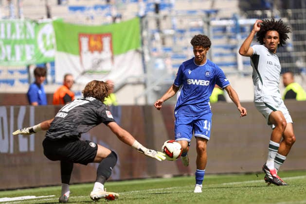 Torwart Jakub Zielinski (VFL Wolfsburg), Louey Ben Farhat (Karlsruher SC) und Mathys Angely (VFL Wolfsburg) im Zweikampf waehrend des Spiels der 2. Bundesliga zwischen Karlsruher SC und VfL Wolfsburg, BBBank Wildpark am 29. August 2026 in Karlsruhe, Deutschland. (Foto von Oliver Kaelke DeFodi Images) +++ Torwart Jakub Zielinski (VFL Wolfsburg), Louey Ben Farhat (Karlsruher SC) und Mathys Angely (VFL Wolfsburg) battle for the ball during the 2nd Bundesliga match between Karlsruher SC and VfL Wolfsburg at BBBank Wildpark on August 29, 2026 in Karlsruhe, Germany. (Photo by Oliver Kaelke DeFodi Images) DFB DFL REGULATIONS PROHIBIT ANY USE OF PHOTOGRAPHS AS IMAGE SEQUENCES AND OR QUASI-VIDEO. (Photo by Oliver Kaelke DeFodi Images) - *** Goalkeeper Jakub Zielinski of VFL Wolfsburg, Louey Ben Farhat of Karlsruher SC, and Mathys Angely of VFL Wolfsburg battle for the ball during the 2. Bundesliga match between Karlsruher SC and VfL Wolfsburg at BBBank Wildpark on August 29, 2026, in Karlsruhe, Germany. Photo by Oliver Kaelke, DeFodi Images. Goalkeeper Jakub Zielinski of VFL Wolfsburg, Louey Ben Farhat of Karlsruher SC, and Mathys Angely of VFL Wolfsburg battle for the ball during the 2nd Bundesliga match between Karlsruher SC and VfL Wolfsburg at BBBank Wildpark on August 29, 2026 in Karlsruhe, Germany. Photo by Oliver Kaelke, DeFodi Images. DFB and DFL regulations prohibit any use of photographs as image sequences and or quasi-video. Photo by Oliver Kaelke, DeFodi Images